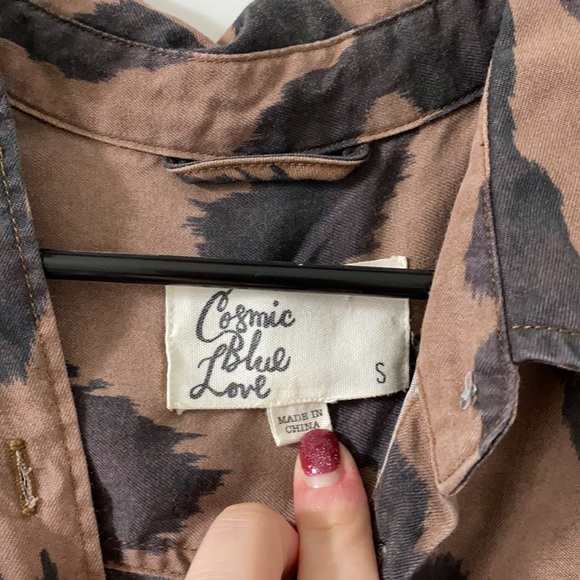 Cheetah Pattern Button Down Top - Picture 5 of 6